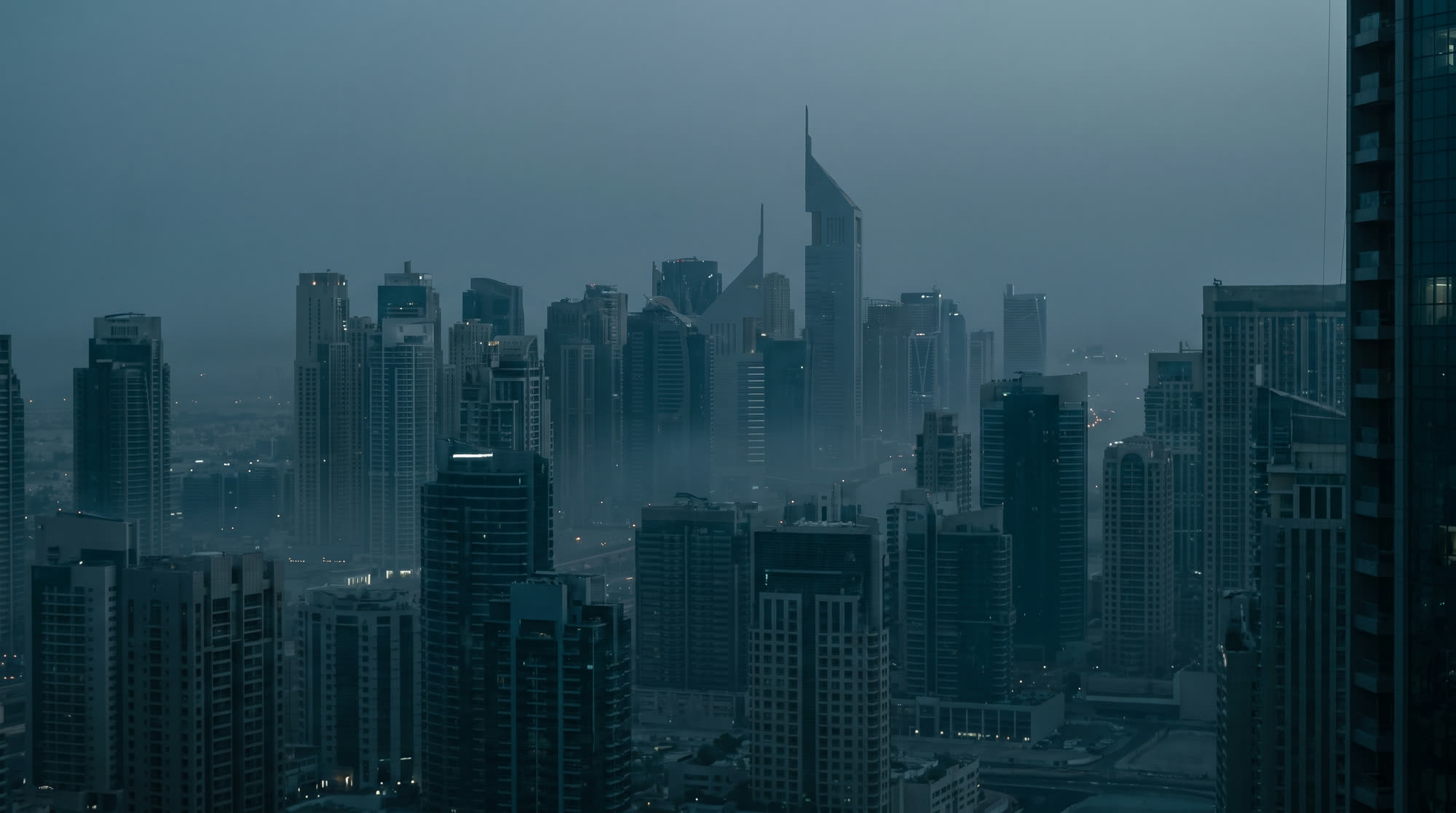 Hochhäuser entlang der Sheikh Zayed Road im blauen Dunst des Abends